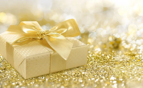 Goldene Geschenkbox mit goldener Folie überzogen — Stockfoto