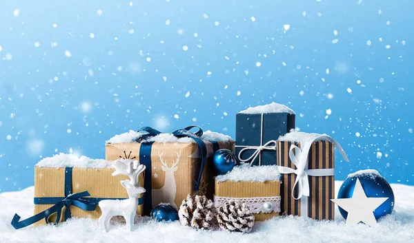 Scatole regalo di Natale nella neve . — Foto Stock
