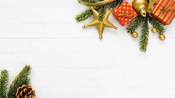 Weihnachtsbordüre Komposition aus Tannenzweigen Rotgold Geschenkboxen und goldenem Band — Stockfoto