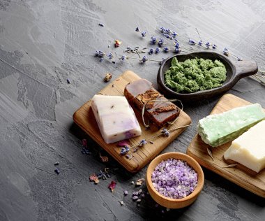 Doğal organik sabun, bir ahşap tahta üzerinde Lavanta tuz, yüz fırçalayın