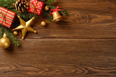 Köknar ağacı dalları çam koni ve kırmızı hediye kutuları ile Noel arka plan