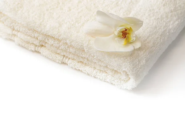 Toalla de baño Spa con flor de orquídea blanca sobre blanco —  Fotos de Stock