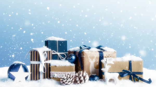 Scatole regalo di Natale coperte di neve . — Foto Stock