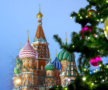 Noel ve yeni yıl süslemeleri St. Basils Cathedral yakınındaki Moskova Kızıl meydan.