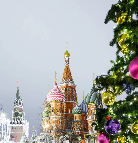 Kerstmis en Nieuwjaar decoraties in Moskou Rode plein in de buurt van de St. Basils Cathedral nacht weergave — Stockfoto