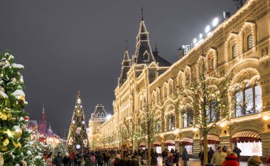 Moskova, Rusya - 14 Aralık 2018: Moskova'da bir şekilde dekore edilmiş ve ışıklı kırmızı kare Noel için.