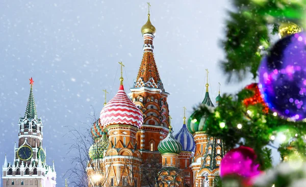 Kerstmis en Nieuwjaar decoraties in Moskou rood vierkant nacht bekijken sneeuwval — Stockfoto