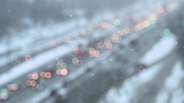 Городская пробка в зимний снегопад — стоковое видео