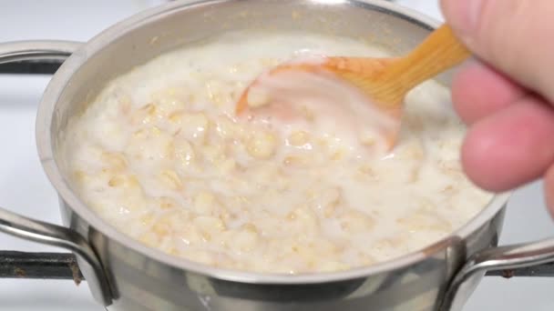 Havermoutpap Met Houten Lepel Roeren Pap Met Melk Slowmotion Van — Stockvideo