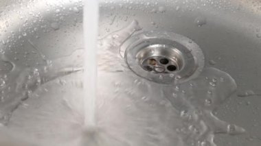 bir musluk çalışan bir lavabo içine su.