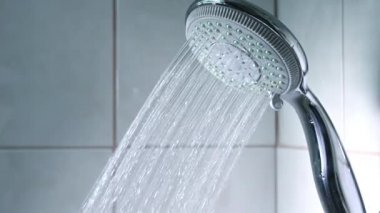 Su akışı duş başlığı. 4 k Stok görüntüleri
