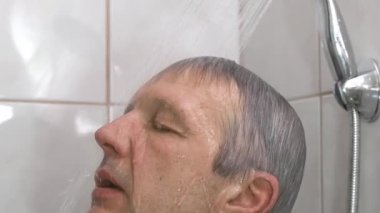 Adam alarak duş banyo