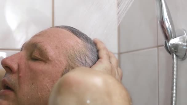 Hombre cansado tomando ducha en el baño — Vídeos de Stock