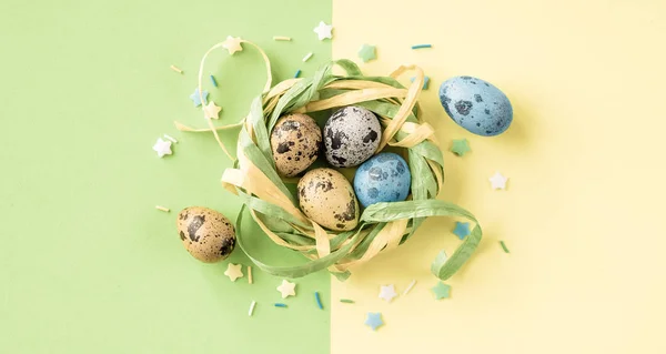 Elegante tarjeta de Pascua con huevos de codorniz . — Foto de Stock