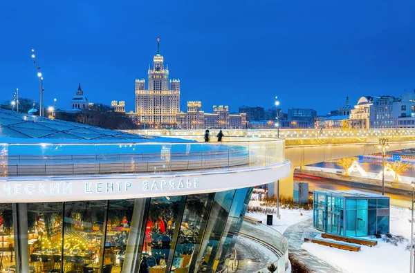 Moskwa, Rosja - Yanuary 14, 2019: Miasta Moskwy w nocy. Rzeka Moskwa, Zaryadye Park — Zdjęcie stockowe