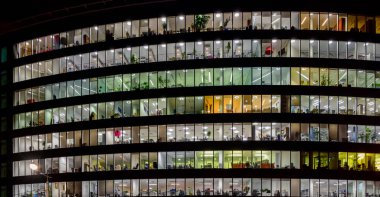 Büyük modern ofis Windows geceleri Binası