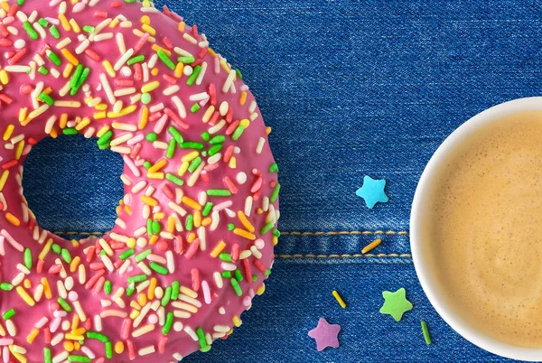 Kaffeetasse und rosa Donut — Stockfoto