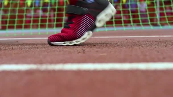 Feche as imagens de vídeo em câmera lenta pés de um corredor de tênis — Vídeo de Stock