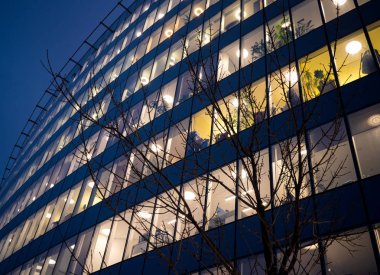 Modern ofis Windows geceleri Binası