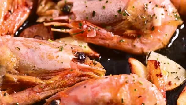 Cozinhar camarões fritos com especiarias close-up — Vídeo de Stock