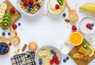 Sağlıklı kahvaltı konsepti üzerine beyaz ahşap masa.