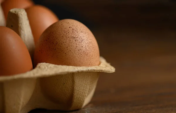 Коричневі яйці картону яйце вікні Крупний план. — стокове фото