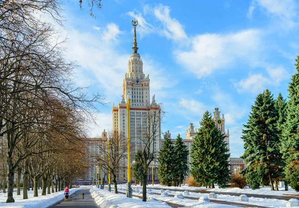 Moscow State University in winter uitzicht vanaf park. — Stockfoto