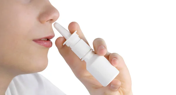 Adolescente usando aerosol nasal de cerca aislado sobre un fondo blanco —  Fotos de Stock