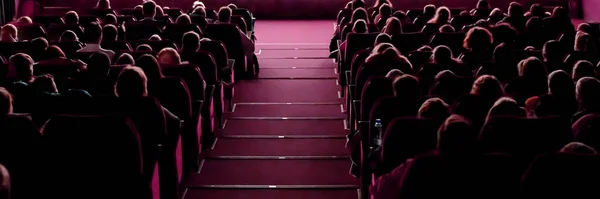 Menschen im Kino beim Filmgucken. — Stockfoto