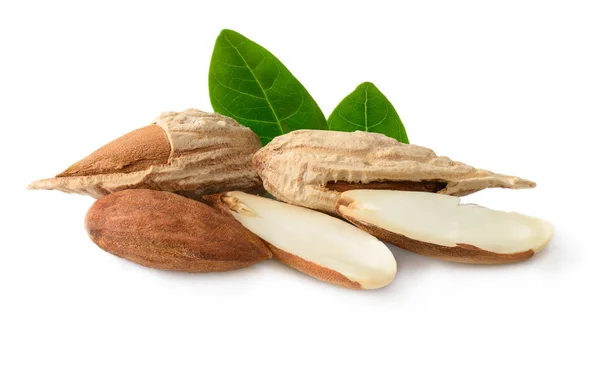 Nueces de almendra con hojas verdes aisladas en blanco —  Fotos de Stock