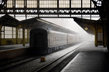 Eski tren istasyonu tren ile.