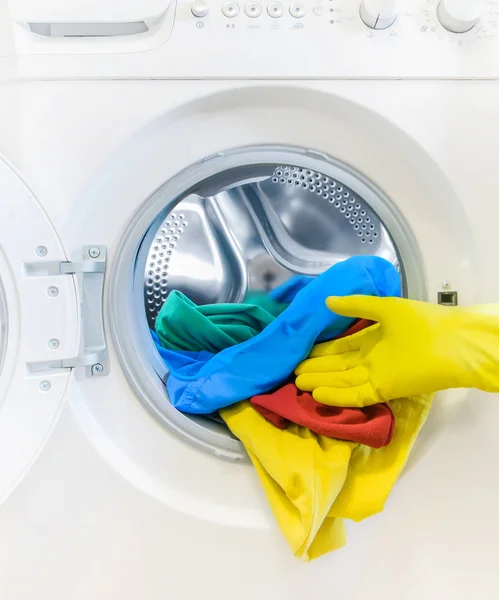 Handen tar tvätten ur tvättmaskinen — Stockfoto