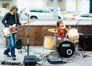 Moskova, Rusya - 08 Mayıs 2019: Rock müzik çalan sokak müzisyenleri