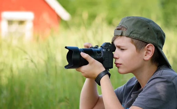 Chłopiec fotografowania przyrody z lustrzanką — Zdjęcie stockowe