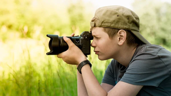 Junger Fotograf fotografiert Natur mit Slr-Kamera — Stockfoto