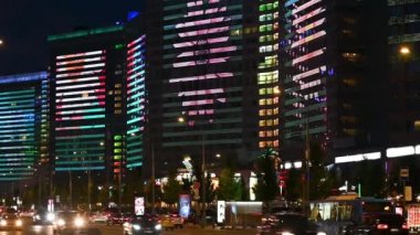 Moskova'da Yeni Arbat sokak, Rusya ve gece trafik, popüler dönüm noktası.