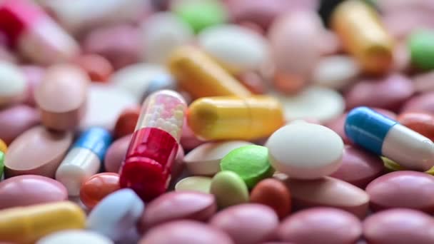 Différentes pilules colorées et médicaments en rotation. Comprimés médicinaux capsules pilules tournant .