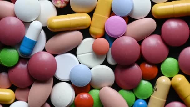 Olika färgglada piller och droger roterar. Läkemedelstabletter kapslar piller vrida. — Stockvideo