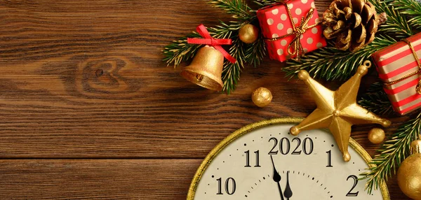 Happy new year 2020. Retro style clock with christmas decorations. — Stock Photo, Image