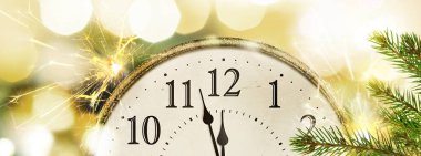 Retro tarzı saat Yılbaşı noel ve yeni yıl bulanık bokeh arka plan ile