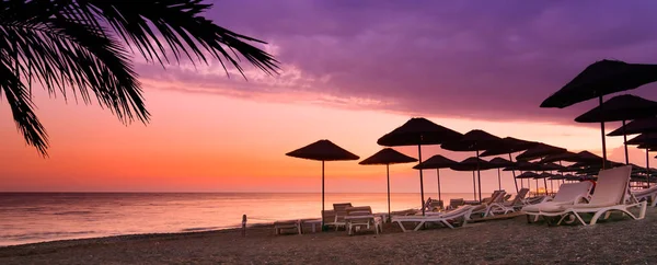 Tropikal plajda mercan mor gün batımı — Stok fotoğraf