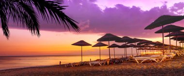 Tropikal plajda mercan mor gün batımı