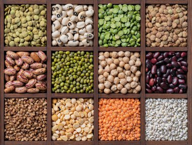 Tahta arka planda Legume aile yemeği