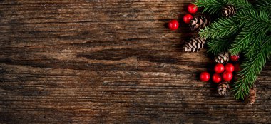 Eski ahşap arka planda Noel ağacı dalı