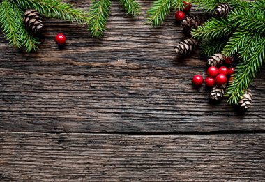 Eski ahşap arka plan üzerinde Noel köknar ağacı dalı