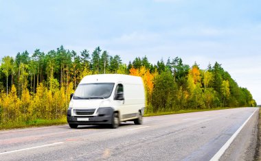 Van sonbahar manzara arka plan üzerinde bir ülke yol sürücüler