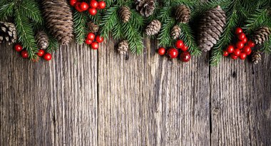 Rustik ahşap plakalar arka plan üzerinde Noel ağacı dalları