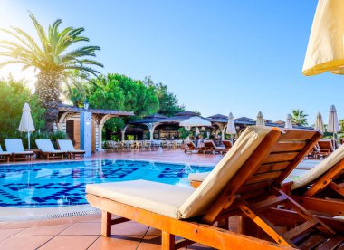 Lüks tatil köyünde plaj salonu ve yüzme havuzu.