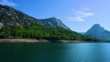 4k Video Pov, dağlardaki güzel bir gölde yüzen bir tekneden çekilen görüntüler..