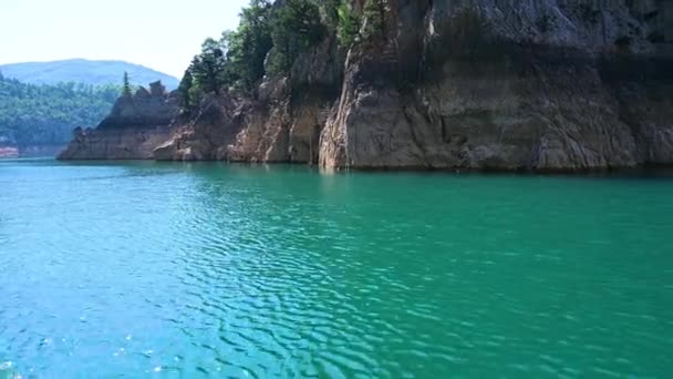 4kビデオ山の中の美しい湖に浮かぶボートから撮影された視点. — ストック動画